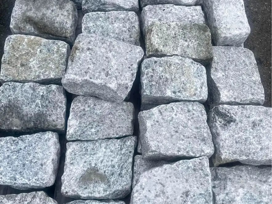 Small jumbo Belgian granite blocks arranged in rows